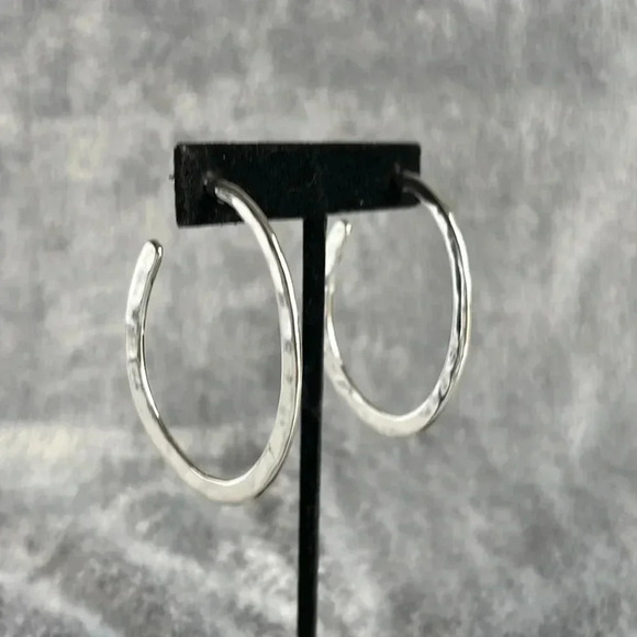 NORDSTROM RACK Hammered Oval Hoop Earrings in Silver NWT - Picture 7 of 7